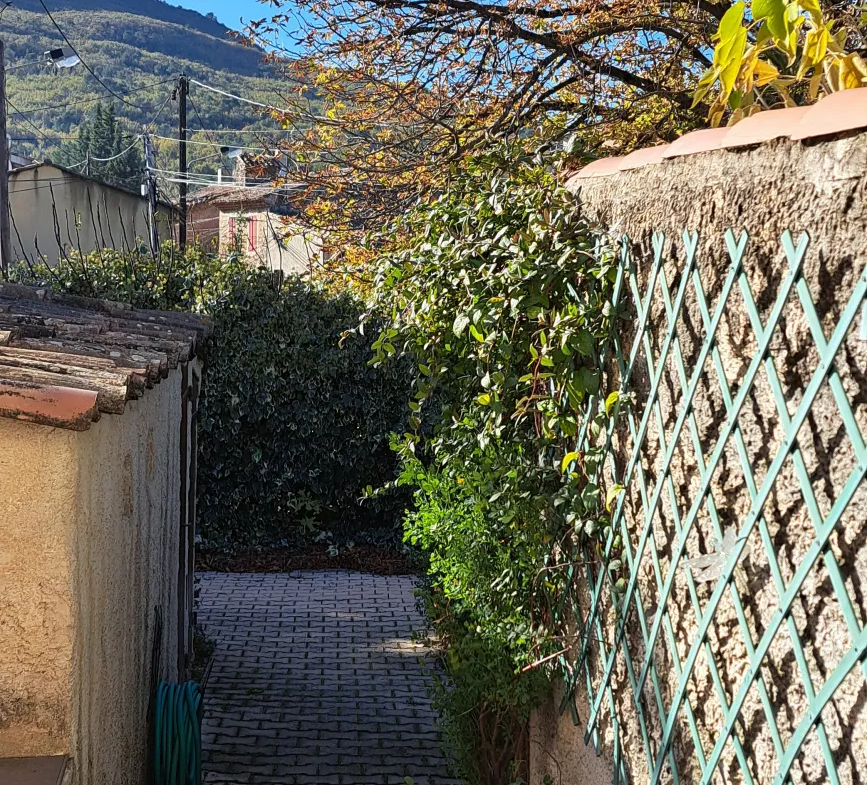 Maison Mitoyenne à Pourcieux - 60 m² avec Jardin 