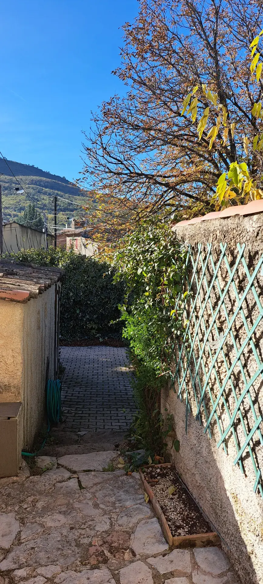 Maison Mitoyenne à Pourcieux - 60 m² avec Jardin 