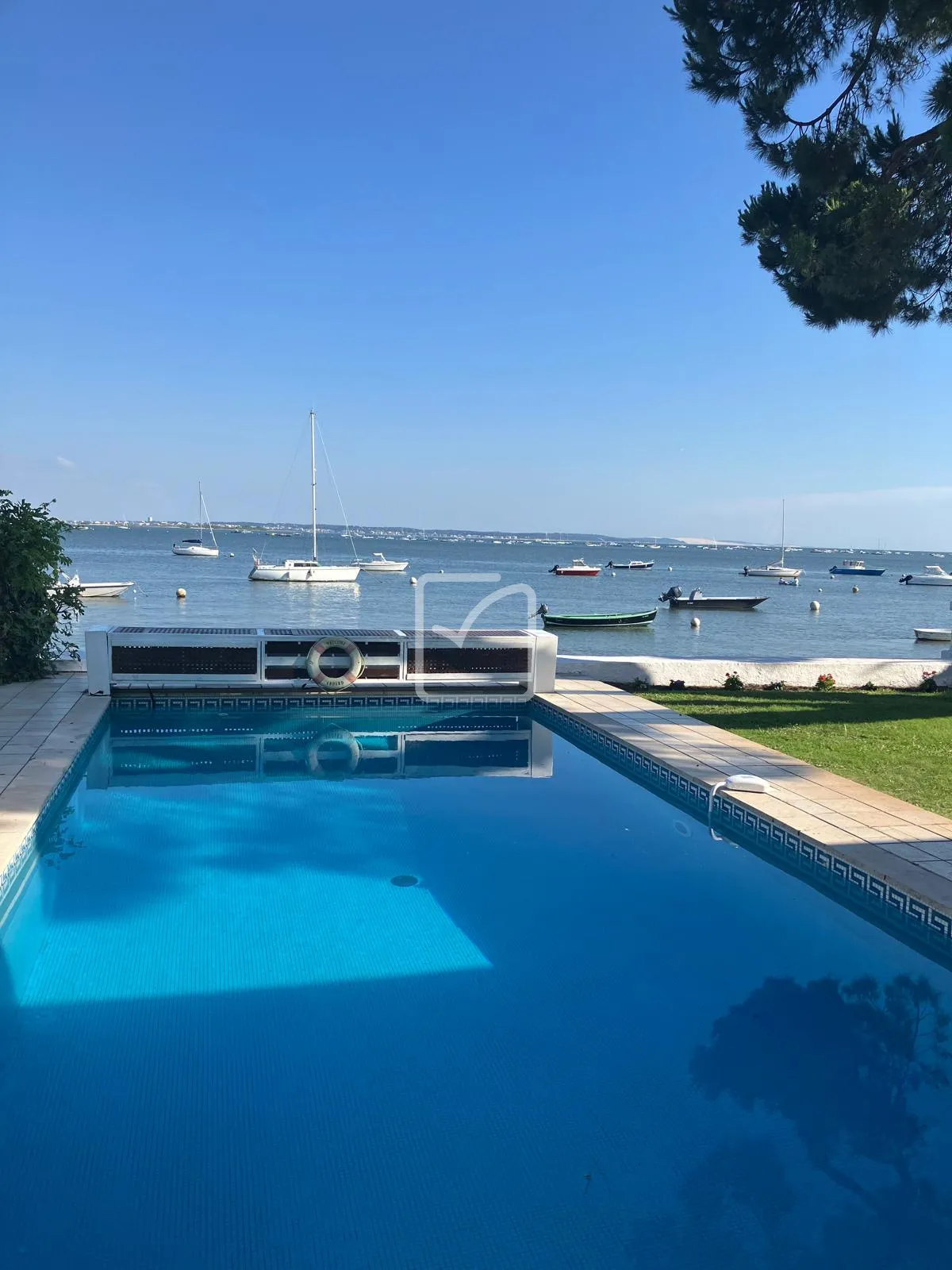 Villa exceptionnelle en première ligne, vue magique sur le Bassin d'Arcachon 