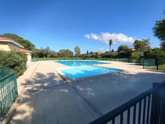 À vendre : Appartement 2 pièces à Fréjus avec terrasse et vue sur lac 