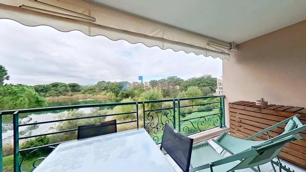 À vendre : Appartement 2 pièces à Fréjus avec terrasse et vue sur lac