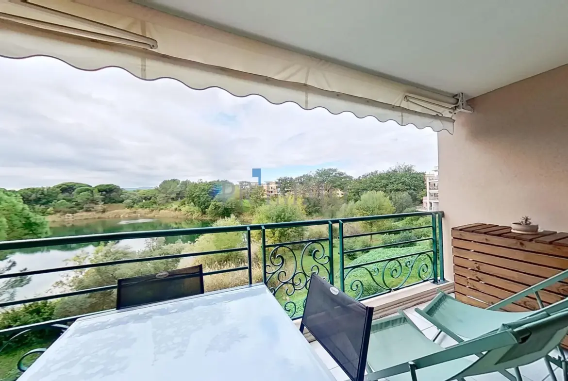 À vendre : Appartement 2 pièces à Fréjus avec terrasse et vue sur lac 