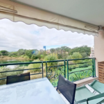 À vendre : Appartement 2 pièces à Fréjus avec terrasse et vue sur lac