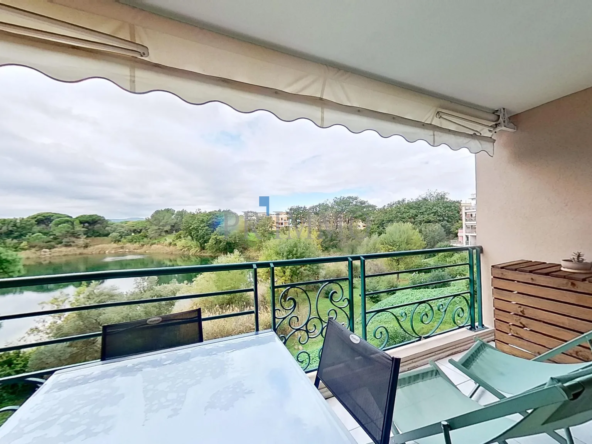 À vendre : Appartement 2 pièces à Fréjus avec terrasse et vue sur lac