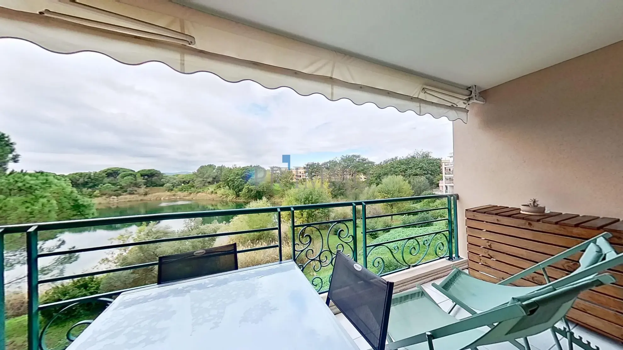 À vendre : Appartement 2 pièces à Fréjus avec terrasse et vue sur lac 