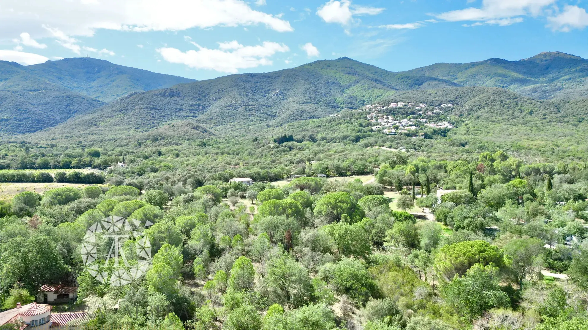 Terrain constructible de 850 m² à Laroque des Albères 