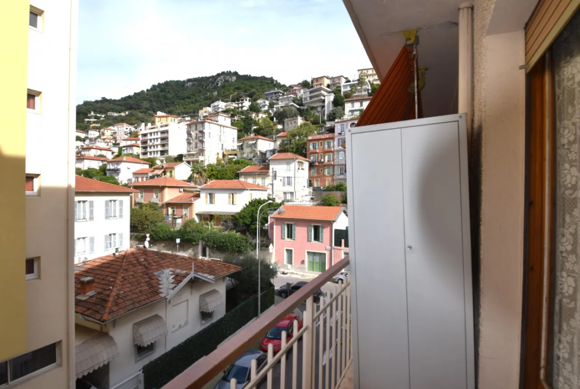 2 pièces traversant avec balcons à Nice 