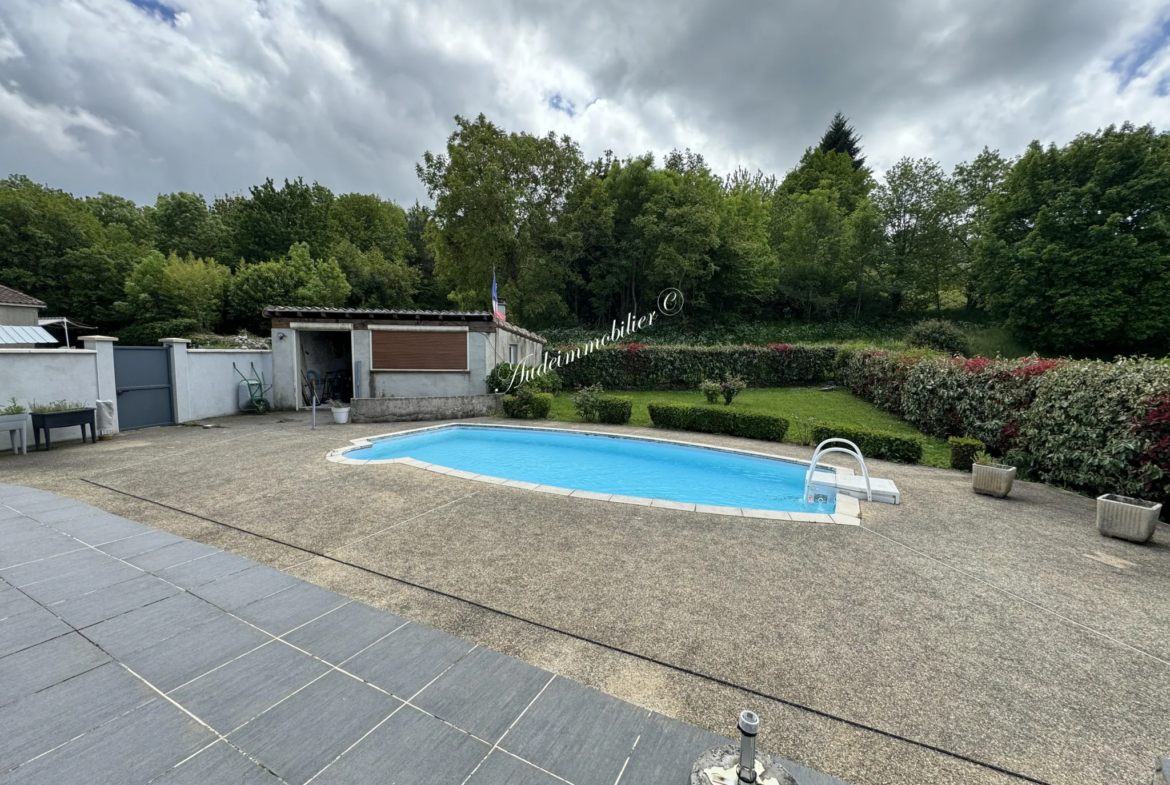 Maison avec jardin, piscine et garage à Limoux 