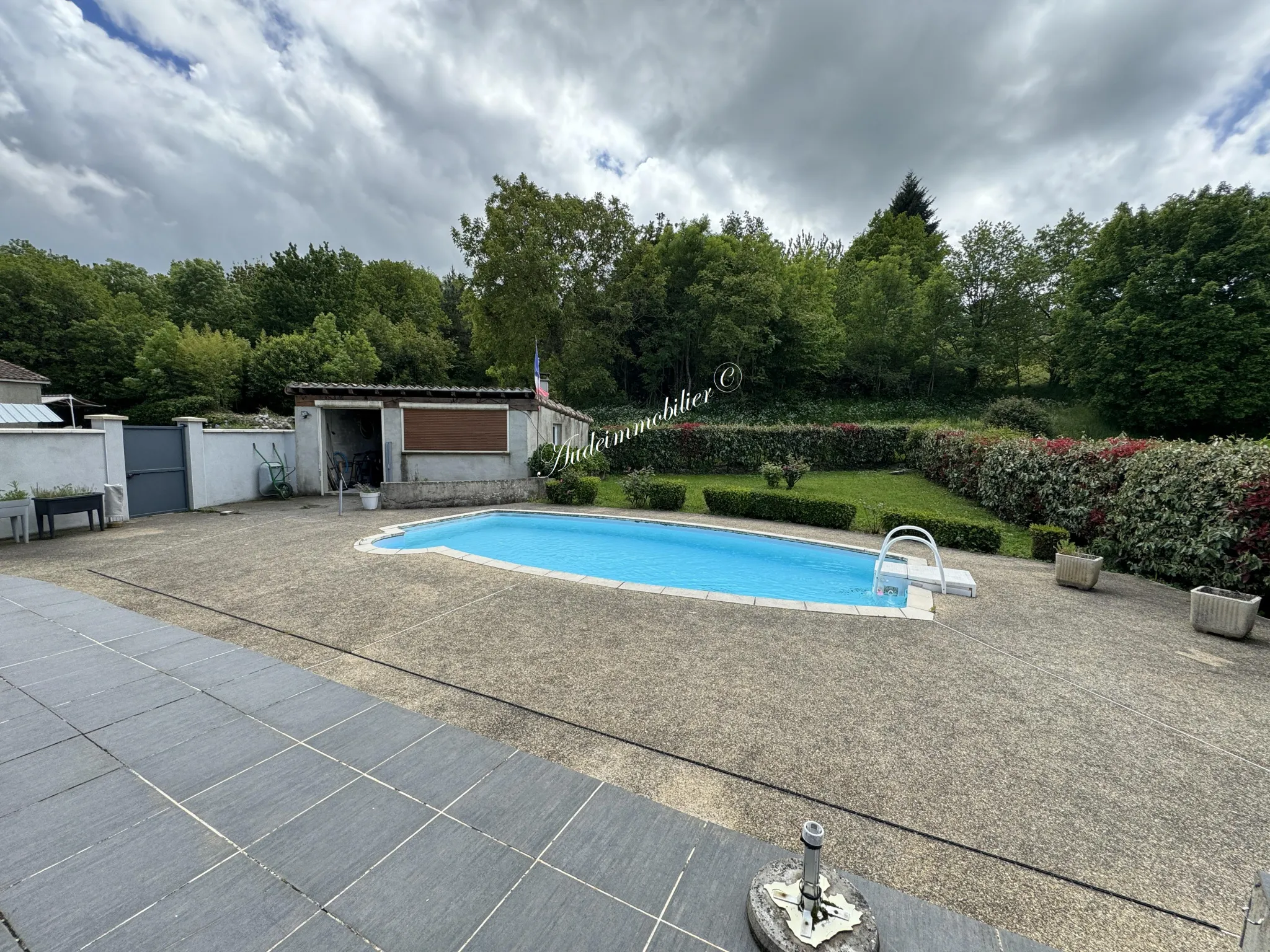 Maison avec jardin, piscine et garage à Limoux 