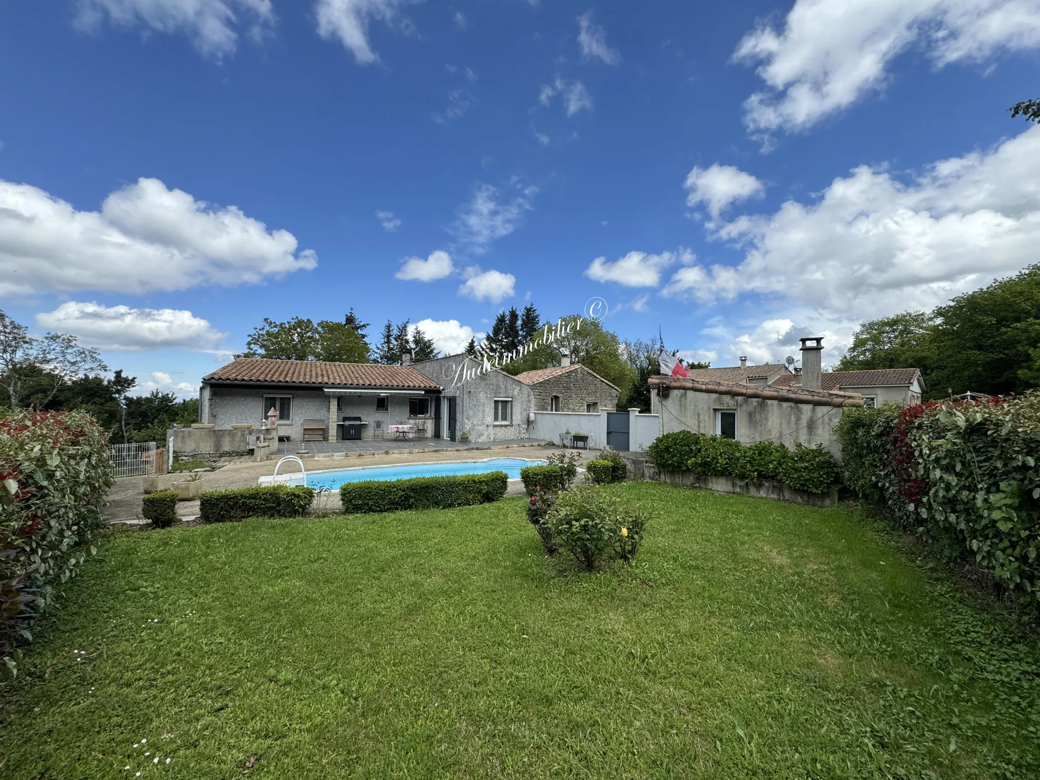 Maison avec jardin, piscine et garage à Limoux 