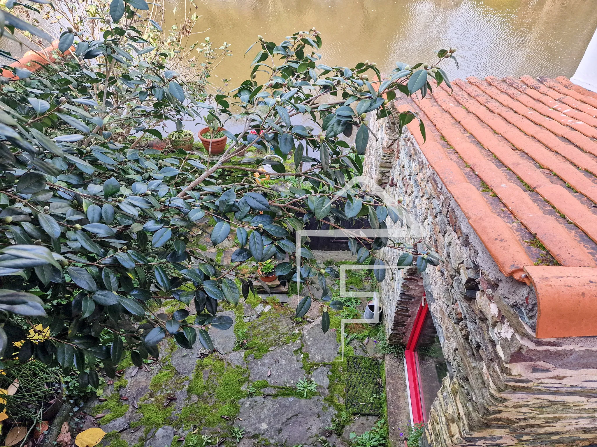 Maison atypique de 122 m² à Pont Saint Martin avec jardin et vue sur la rivière 