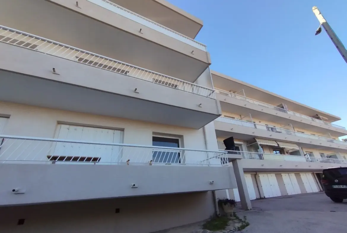 Appartement avec balcon et place de parking à Six Fours Les Plages 