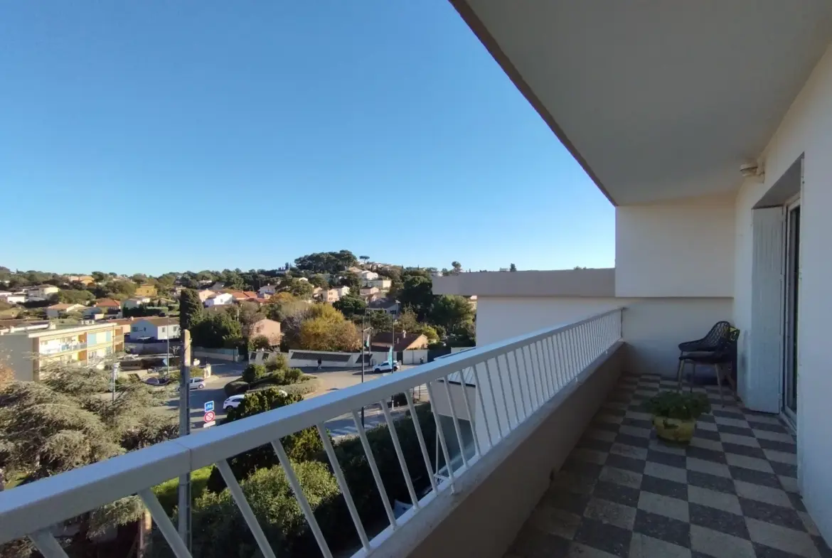 Appartement avec balcon et place de parking à Six Fours Les Plages 