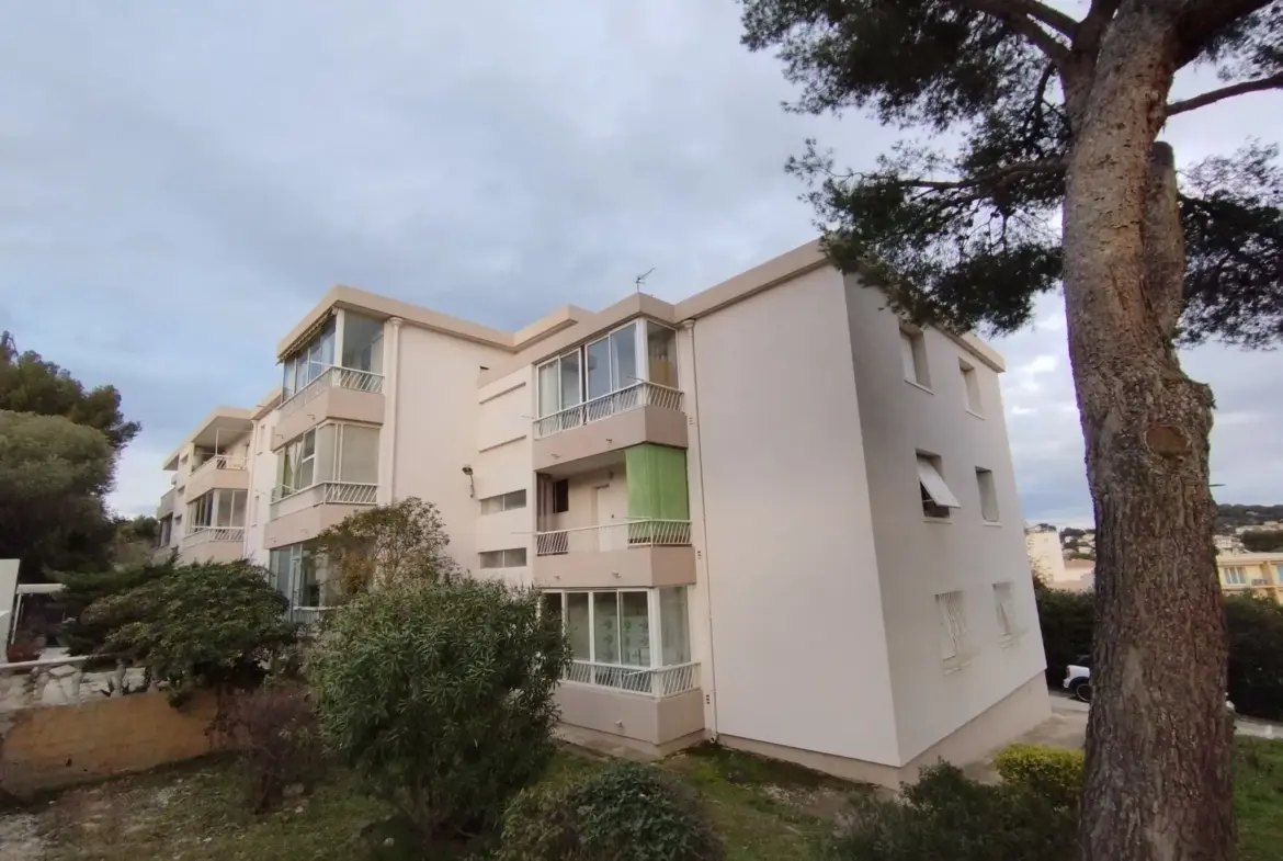 Appartement avec balcon et place de parking à Six Fours Les Plages 