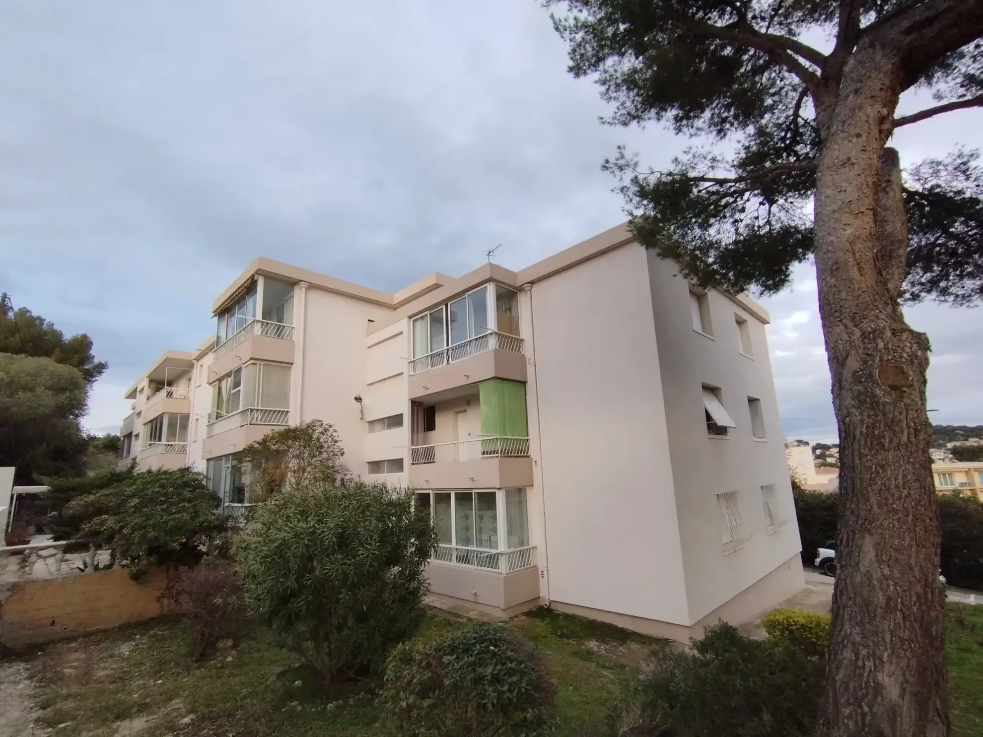 Appartement avec balcon et place de parking à Six Fours Les Plages 