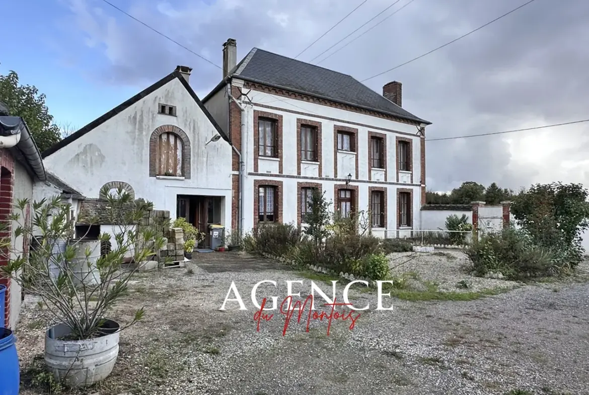 Maison bourgeoise à Sergines sur 2635 m2 à rénover 