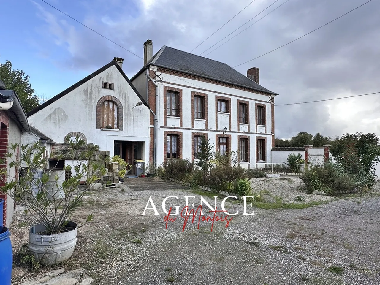 Maison bourgeoise à Sergines sur 2635 m2 à rénover 