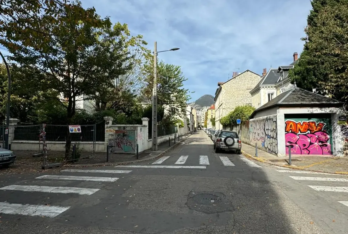 Local commercial à Grenoble - 60 m² avec possibilité d'appartement 