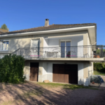 Maison familiale à vendre à Cours-la-Ville avec jardin et confort moderne