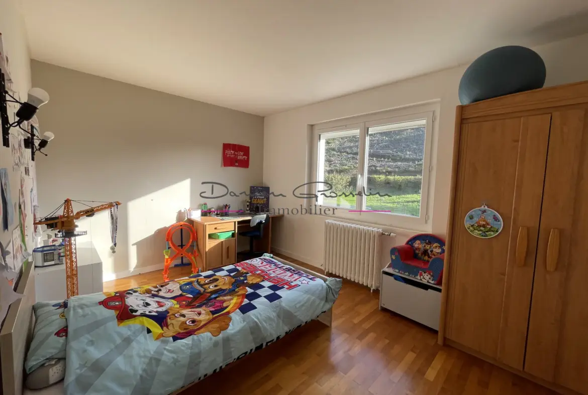 Maison familiale à vendre à Cours-la-Ville avec jardin et confort moderne 