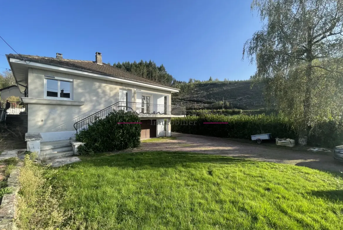 Maison familiale à vendre à Cours-la-Ville avec jardin et confort moderne 