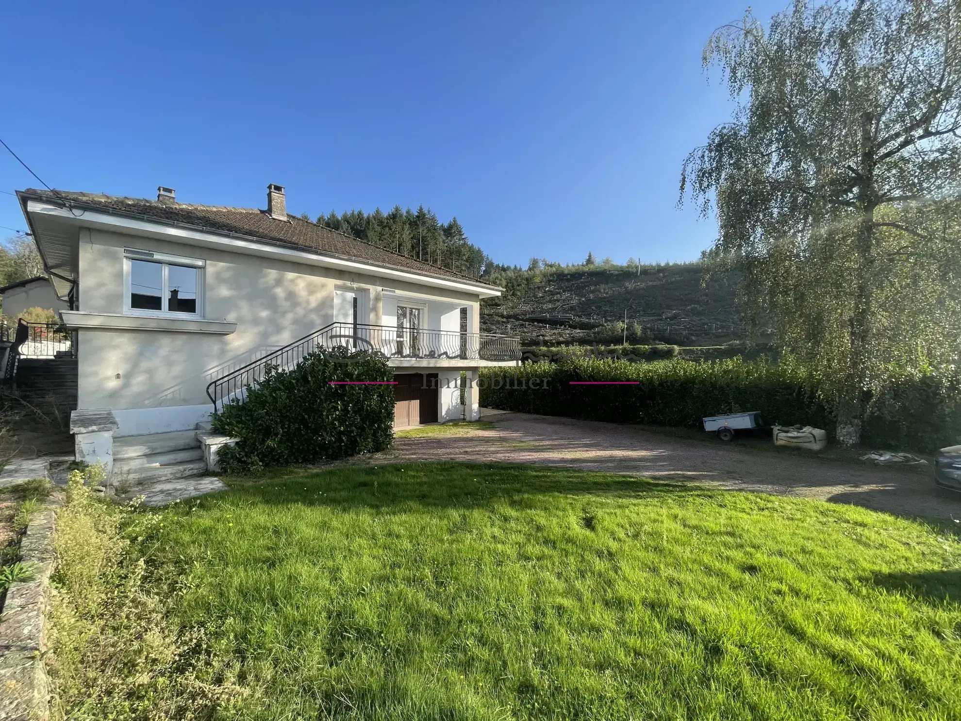 Maison familiale à vendre à Cours-la-Ville avec jardin et confort moderne 