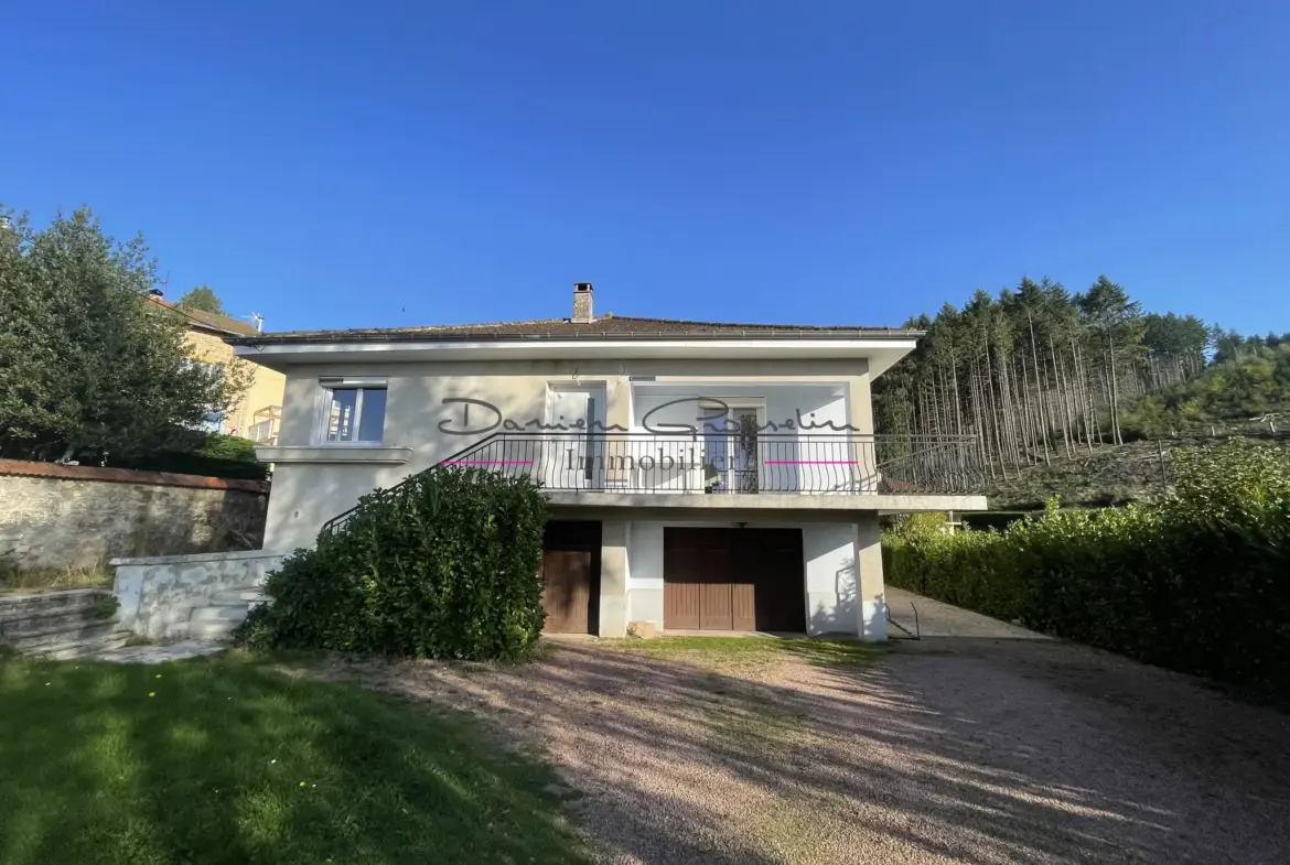 Maison familiale à vendre à Cours-la-Ville avec jardin et confort moderne 