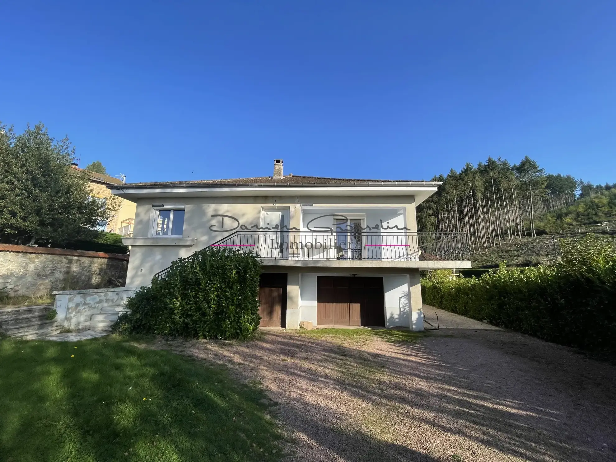 Maison familiale à vendre à Cours-la-Ville avec jardin et confort moderne 