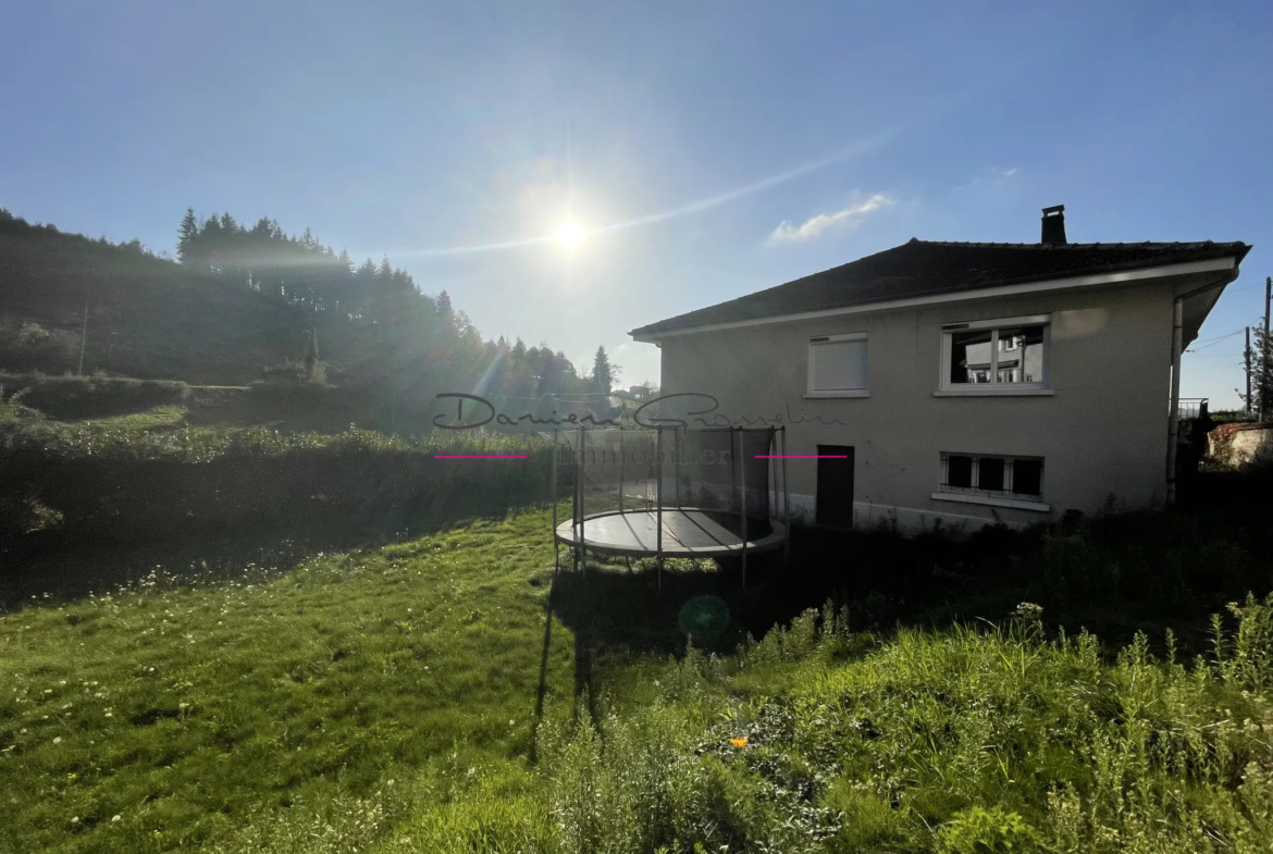 Maison familiale à vendre à Cours-la-Ville avec jardin et confort moderne 