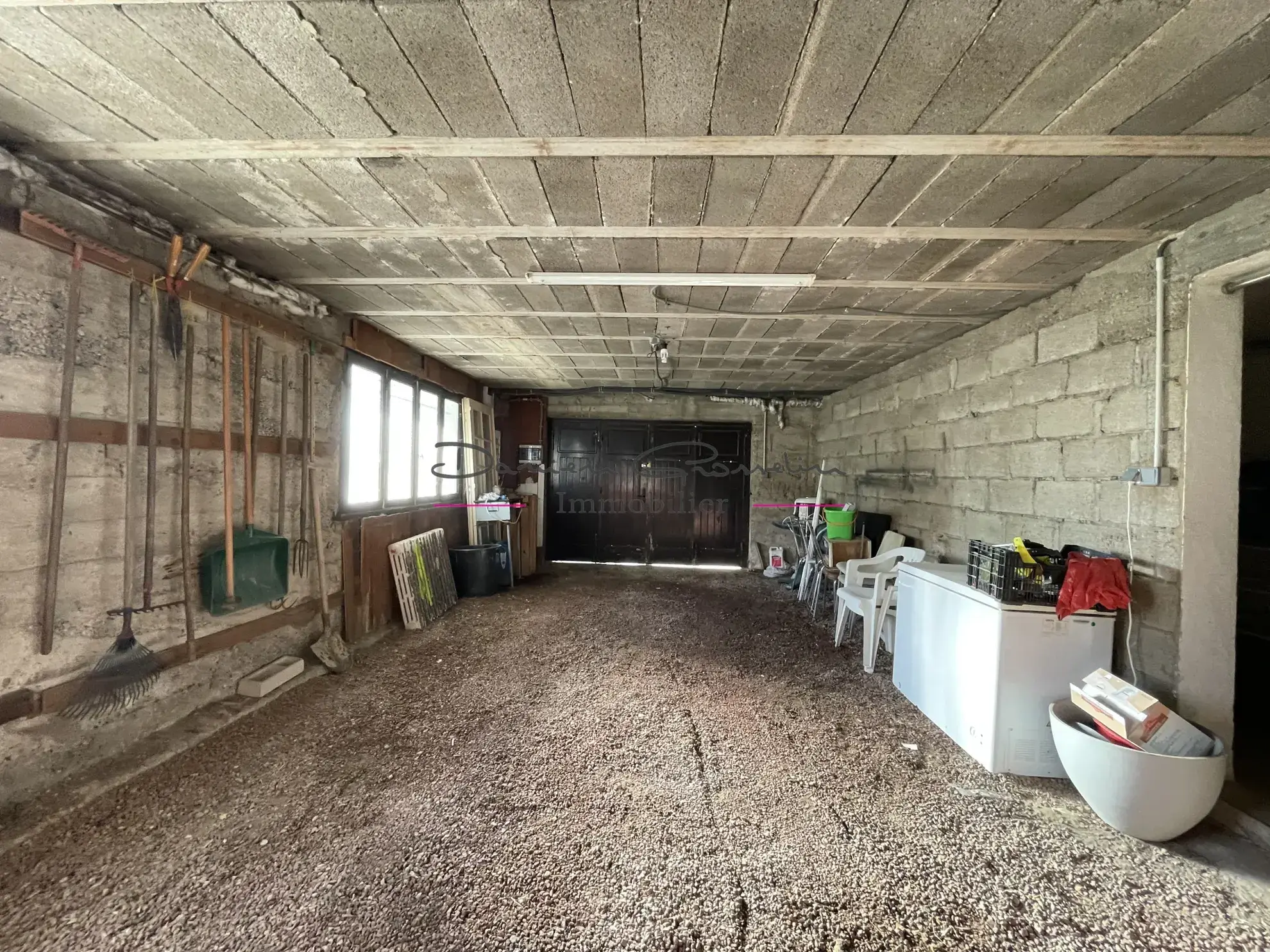 Maison familiale à vendre à Cours-la-Ville avec jardin et confort moderne 