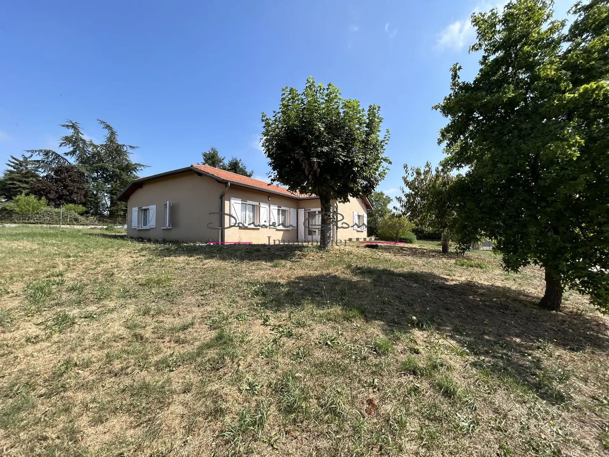 Maison de plain-pied à vendre à St Jodard avec terrain de 1144 m² 