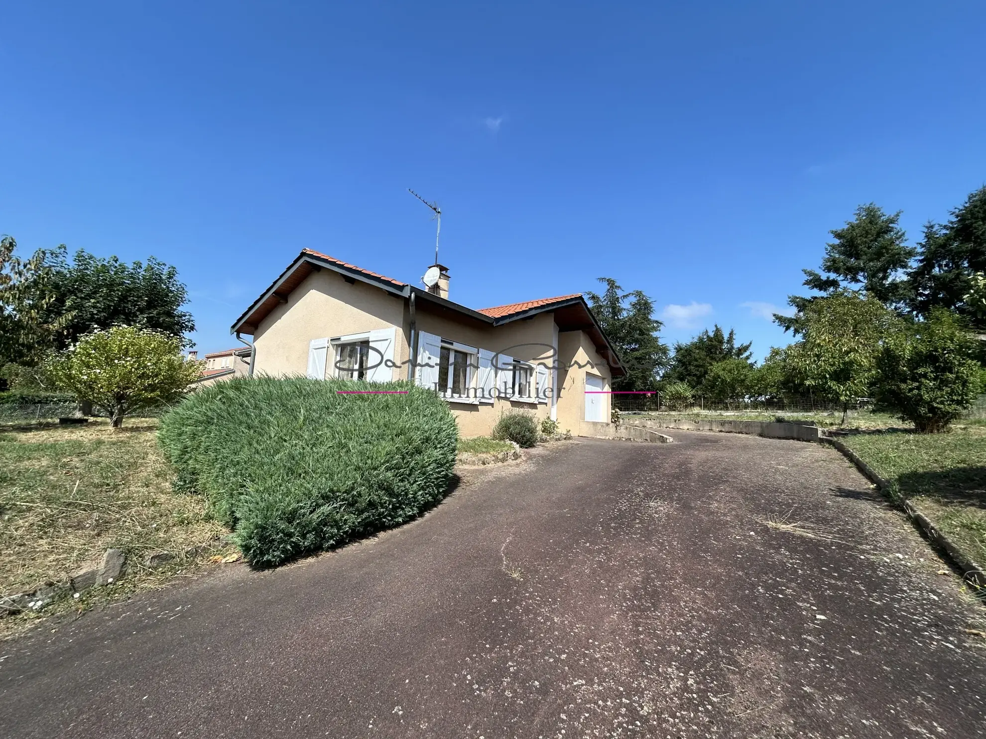 Maison de plain-pied à vendre à St Jodard avec terrain de 1144 m² 