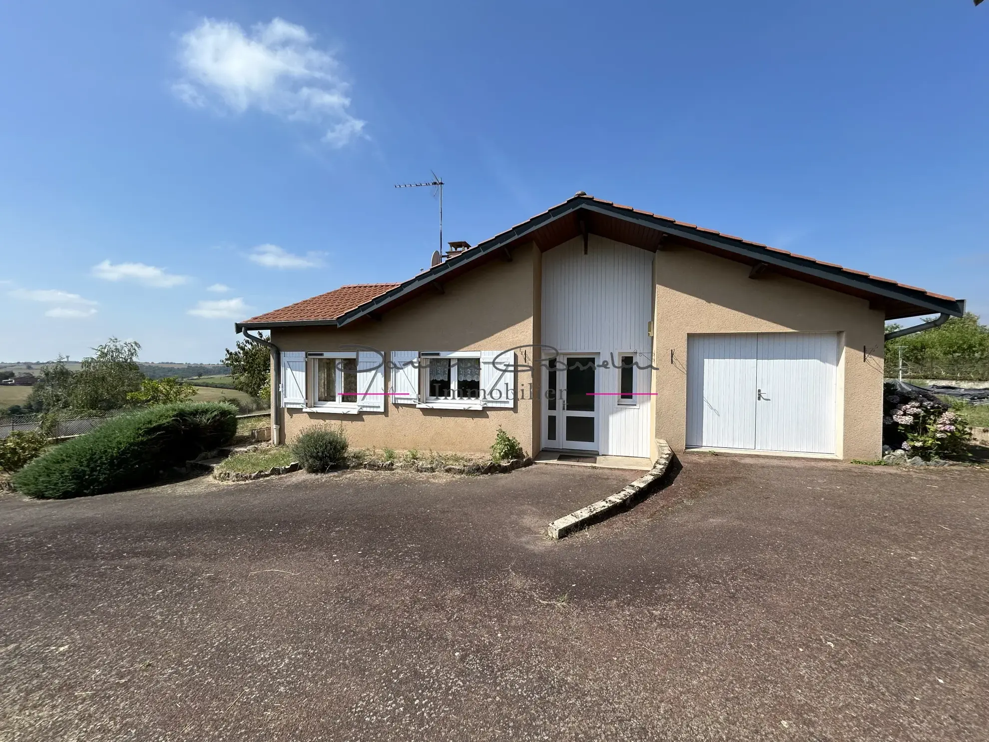 Maison de plain-pied à vendre à St Jodard avec terrain de 1144 m² 