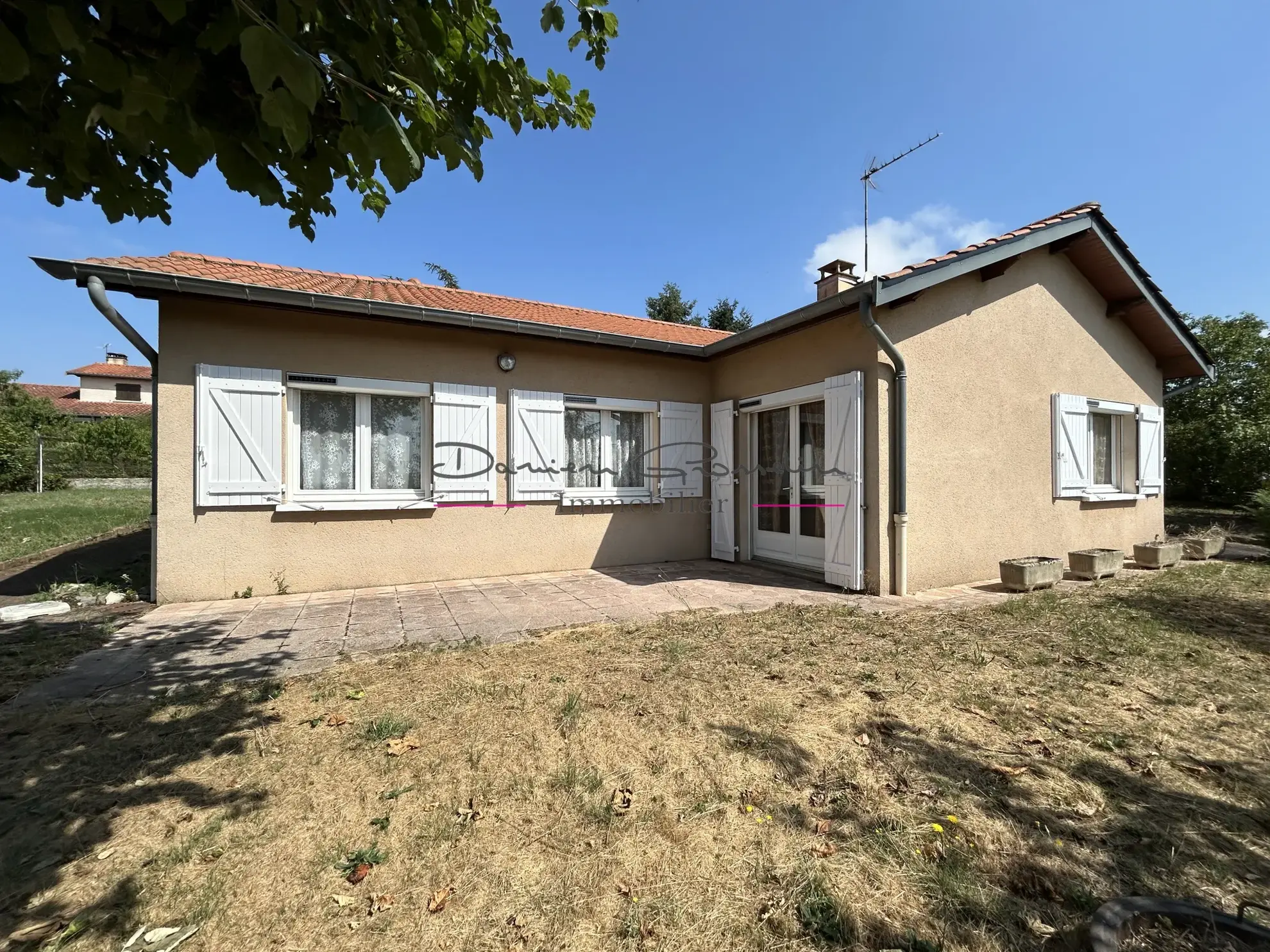 Maison de plain-pied à vendre à St Jodard avec terrain de 1144 m² 