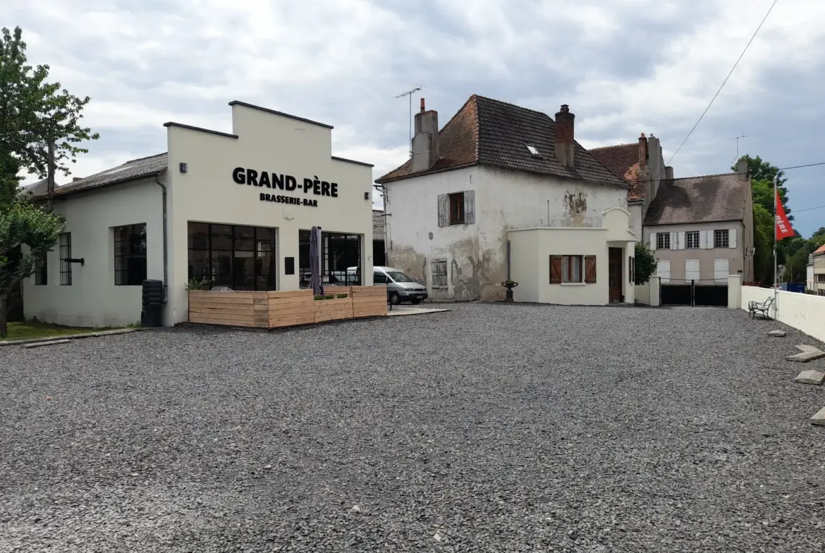 Maison rénovée avec atelier et restaurant à Saint-Gérand-Le-Puy 