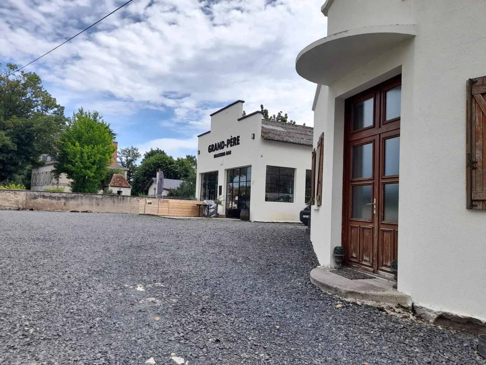 Maison rénovée avec atelier et restaurant à Saint-Gérand-Le-Puy 