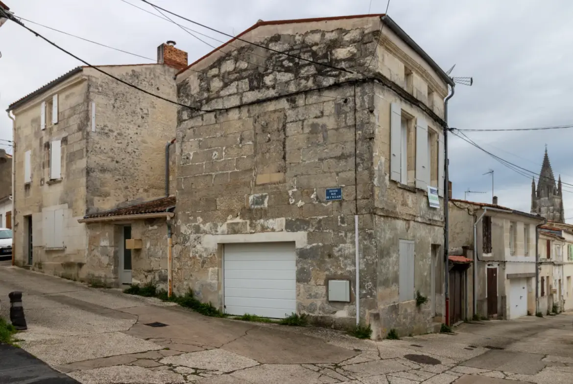 Maison rénovée de 74 m² avec garage à Saintes 