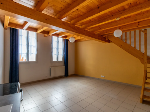 Maison rénovée de 74 m² avec garage à Saintes