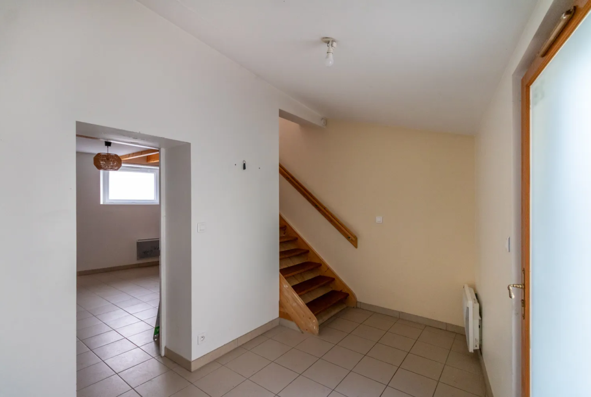 Maison rénovée de 74 m² avec garage à Saintes 