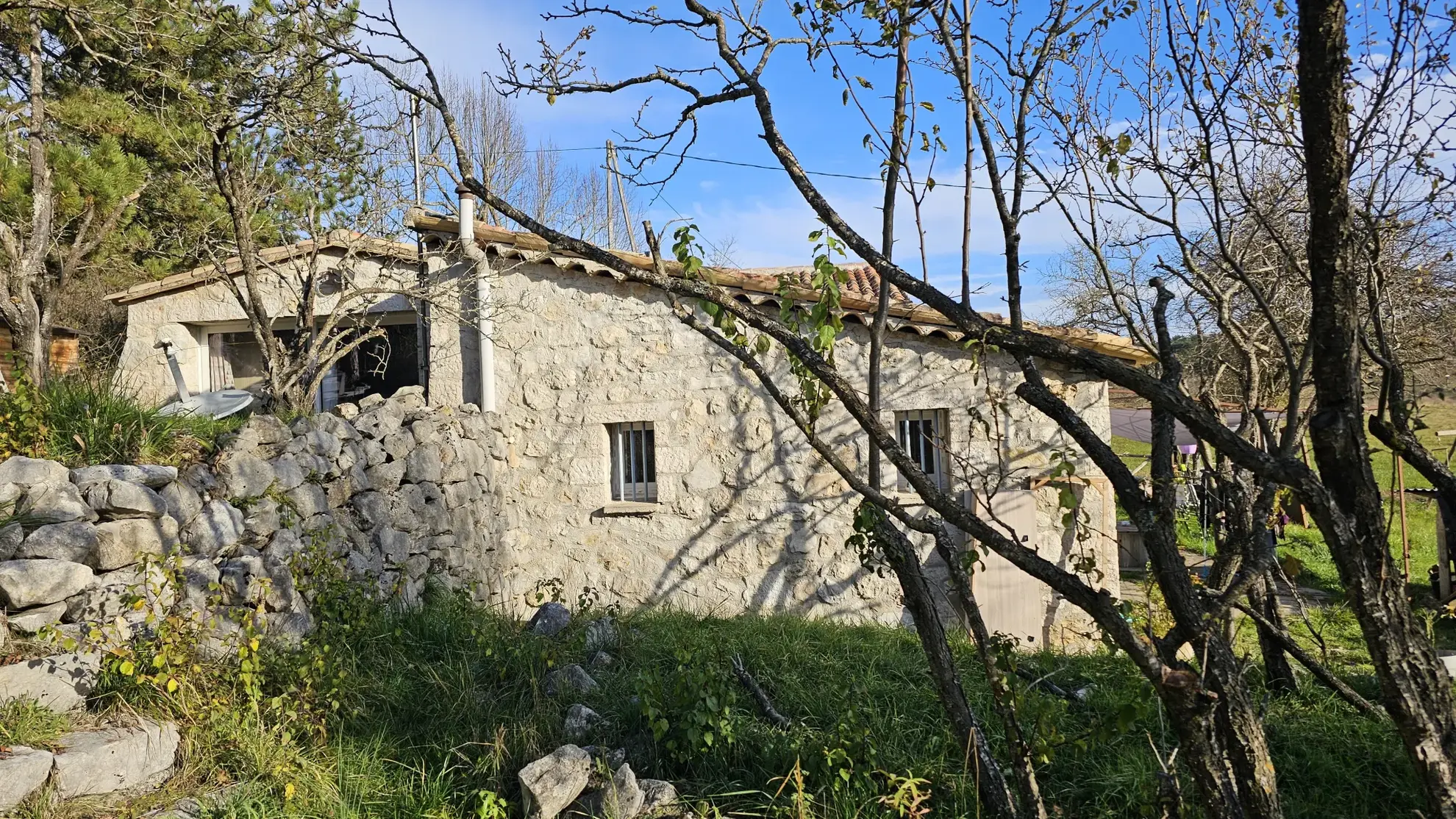 Charmante bergerie rénovée à Caussols sur 1 hectare 