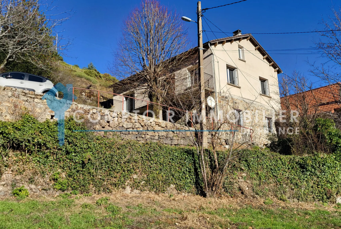 Maison à vendre au Chambon avec deux appartements et vue panoramique 