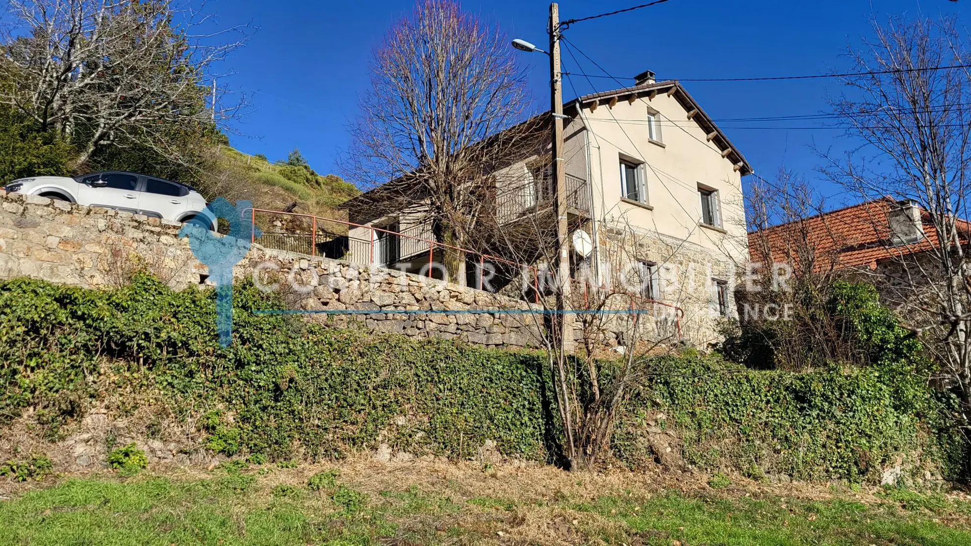 Maison à vendre au Chambon avec deux appartements et vue panoramique 