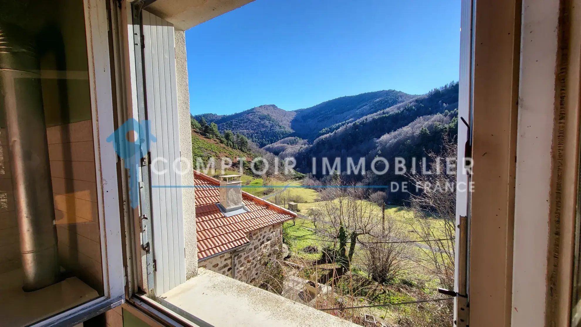 Maison à vendre au Chambon avec deux appartements et vue panoramique 