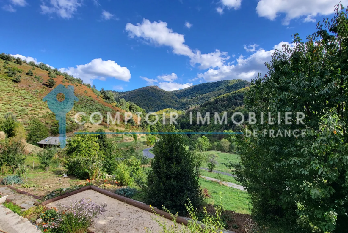 Maison à vendre au Chambon avec deux appartements et vue panoramique 