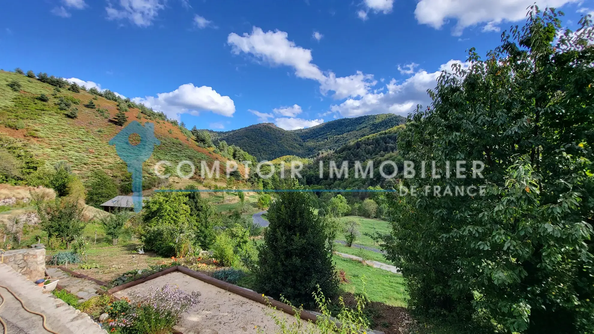 Maison à vendre au Chambon avec deux appartements et vue panoramique 