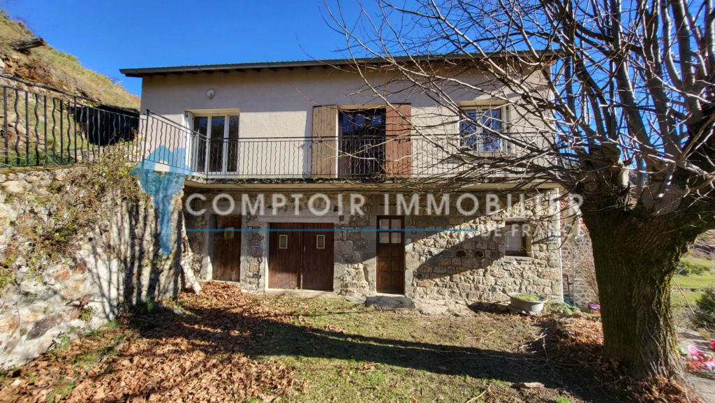 Maison à vendre au Chambon avec deux appartements et vue panoramique