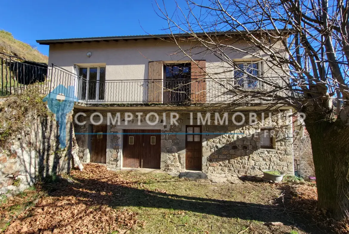 Maison à vendre au Chambon avec deux appartements et vue panoramique 