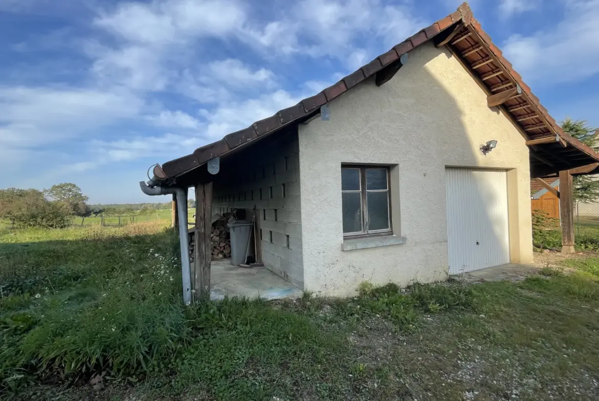 Maison à vendre à Chaumergy avec terrain arboré et dépendance 