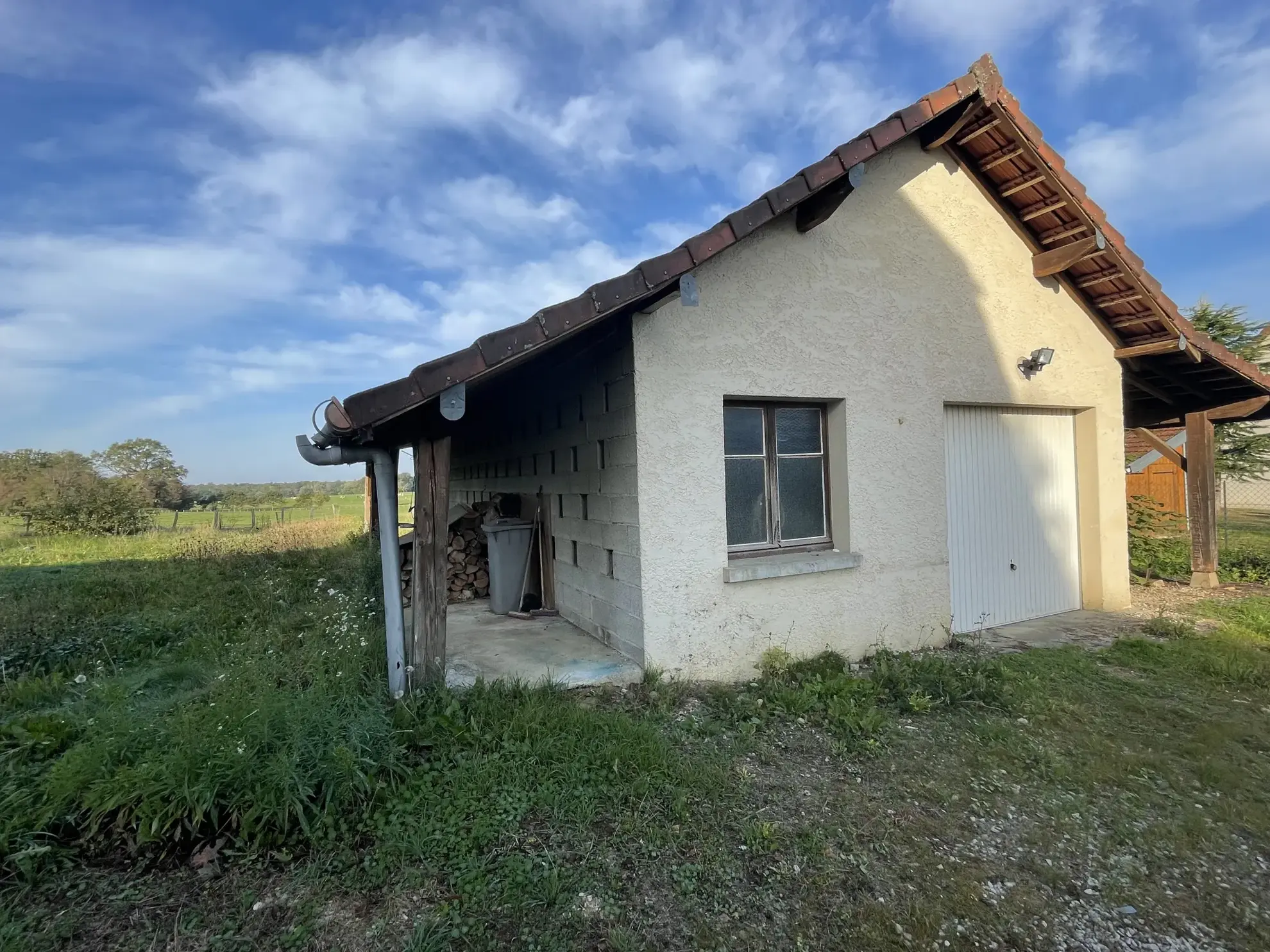 Maison à vendre à Chaumergy avec terrain arboré et dépendance 