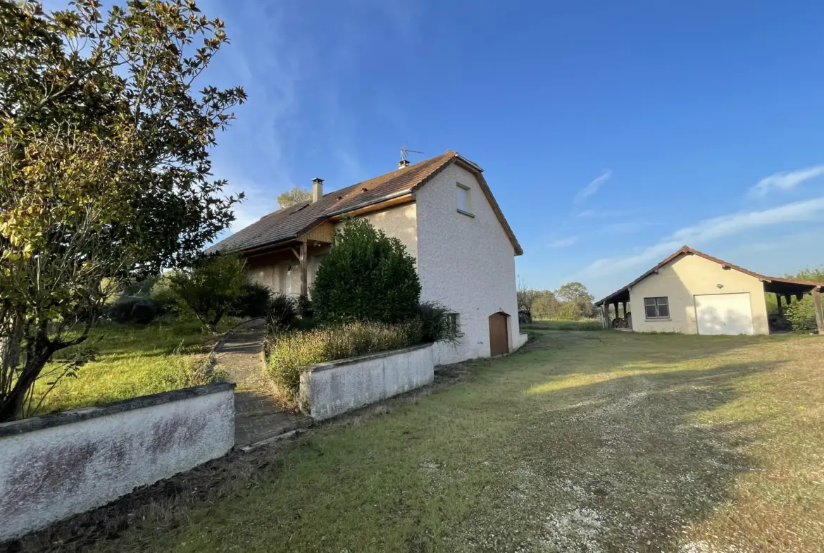 Maison à vendre à Chaumergy avec terrain arboré et dépendance 